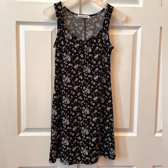 BLACK WITH WHITE DAISIES SLEEVELESS DRESS SIZEE SMALL BY WALLFLOWER - Picture 1 of 4